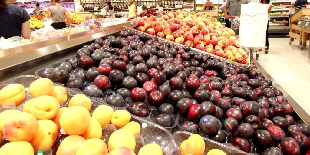 スーパーマーケットの果物売り場
